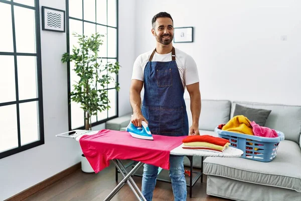 Joven Hombre Hispano Sonriendo Confiado Planchando Ropa Casa — Foto de Stock