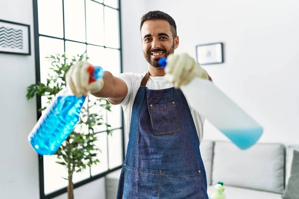 Young Hispanic Man Smiling Confident Holding Sprayer Home — Φωτογραφία Αρχείου
