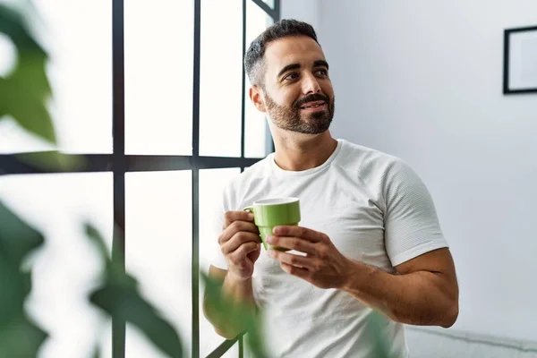 Mladý Hispánec Muž Usměvavý Sebevědomě Pít Kávu Doma — Stock fotografie