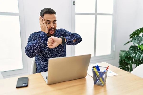 Junger Hispanischer Mann Mit Bart Arbeitet Büro Mit Laptop Und — Stockfoto