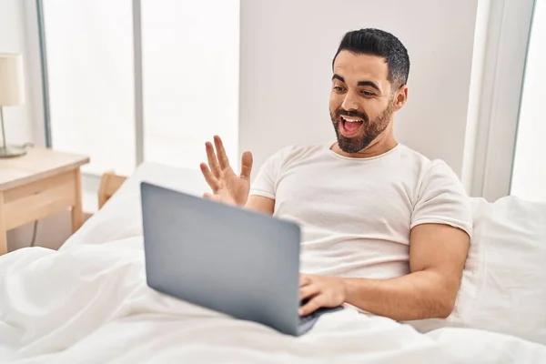 Junger Hispanischer Mann Mit Bart Mit Computer Laptop Auf Dem — Stockfoto