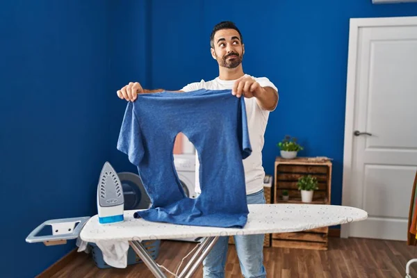 Jovem Hispânico Com Engomar Barba Segurando Camisa Ferro Queimado Lavanderia — Fotografia de Stock