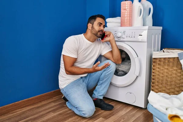 Çamaşırhanede Akıllı Telefondan Konuşan Genç Bir Spanyol — Stok fotoğraf
