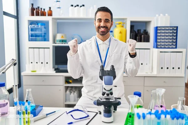 Giovane Uomo Ispanico Con Barba Che Lavora Presso Laboratorio Scientifico — Foto Stock