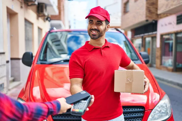 Joven Mensajero Hispano Cargando Con Datáfono Smartphone Calle — Foto de Stock