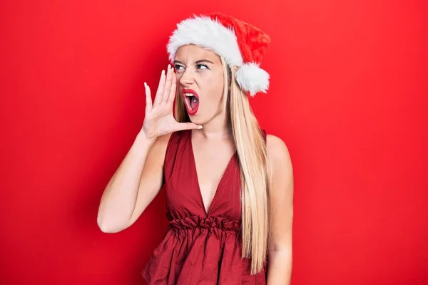 Chica Rubia Joven Con Sombrero Navidad Gritando Gritando Fuerte Lado — Foto de Stock