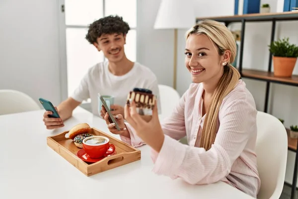Unga Par Äter Frukost Med Hjälp Smartphone Hemma — Stockfoto