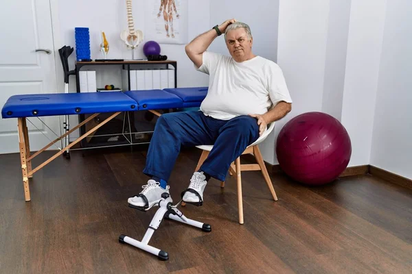 Homem Caucasiano Sênior Clínica Fisioterapia Usando Pedal Exercitador Confundir Perguntar — Fotografia de Stock