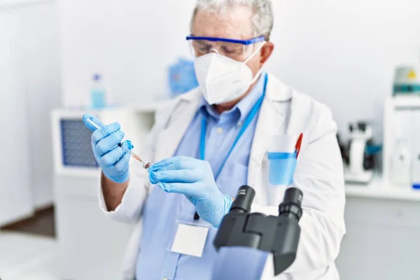 Homem Cabelos Grisalhos Meia Idade Usando Uniforme Cientista Usando Seringa — Fotografia de Stock