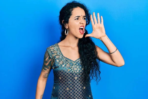 Young Woman Wearing Bindi Traditional Kurta Dress Shouting Screaming Loud — Stock Photo, Image