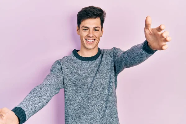 Jonge Spaanse Man Casual Kleren Die Naar Camera Kijkt Glimlacht — Stockfoto