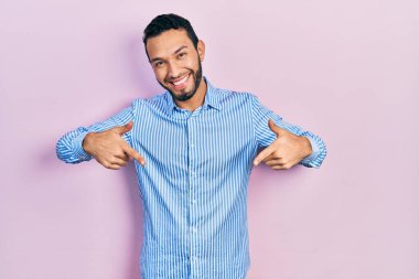 Sakallı, sıradan mavi gömlekli, kendine güveni olan, kendini gururlu ve mutlu gösteren İspanyol bir adam.. 