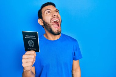 Sakallı, İtalyan pasaportlu, öfkeli, öfkeli öfkeli öfkeli ve sinirli bir adam. Öfkeyle bağırıyor. öfke ve agresif konsept. 