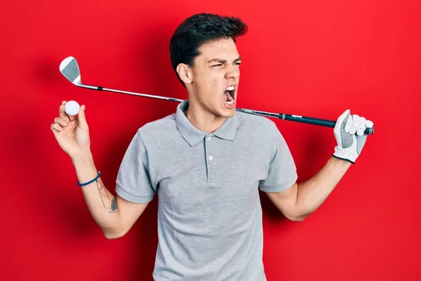 Joven Hispano Sosteniendo Pelota Golf Enojado Loco Gritando Frustrado Furioso —  Fotos de Stock