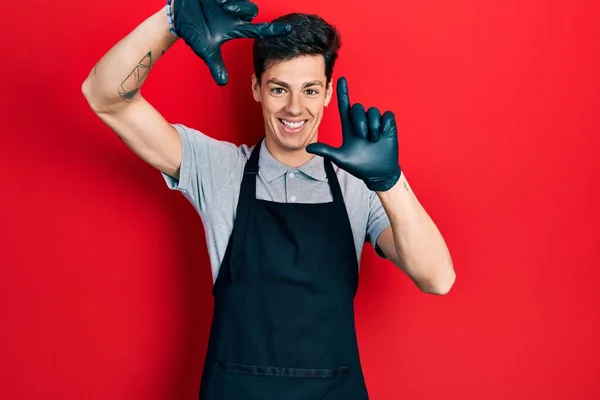 Jovem Hispânico Vestindo Avental Sorrindo Fazendo Moldura Com Mãos Dedos — Fotografia de Stock