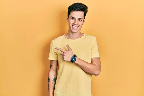 Gündelik Sarı Tişört Giyen Genç Spanyol Bir Adam Neşeli Yüzünde — Stok fotoğraf