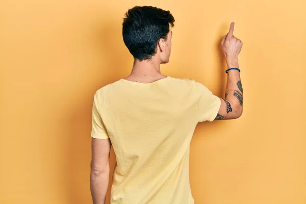 Sarı Günlük Tişört Giyen Spanyol Genç Bir Adam Parmak Ile — Stok fotoğraf