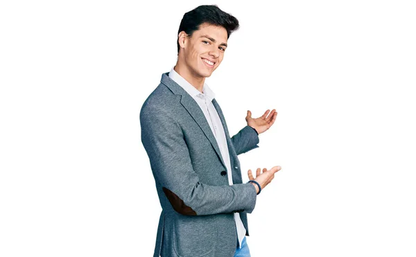 Joven Hombre Hispano Con Ropa Negocios Invitando Entrar Sonriente Natural — Foto de Stock