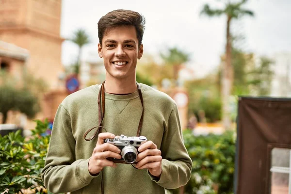 年轻的他惊慌失措的游客在城里用老式相机开心地微笑着 — 图库照片