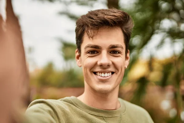 Молодий Іспаномовний Чоловік Усміхається Щасливий Робить Селфі Біля Камери Місті — стокове фото