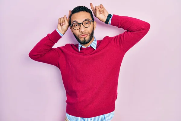 Homem Hispânico Com Barba Vestindo Camisa Negócios Óculos Fazendo Gesto — Fotografia de Stock