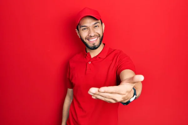 Homem Hispânico Com Barba Vestindo Uniforme Entrega Boné Sorrindo Alegre — Fotografia de Stock