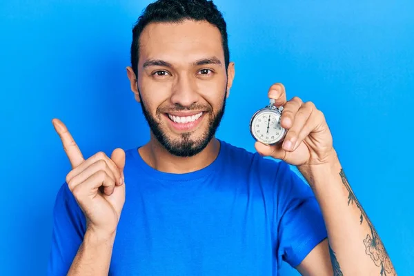 Sakallı Spanyol Adam Kronometreyi Tutuyor Gülümsüyor — Stok fotoğraf