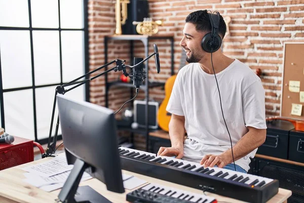 Junger Arabischer Musiker Spielt Klaviertastatur Musikstudio — Stockfoto