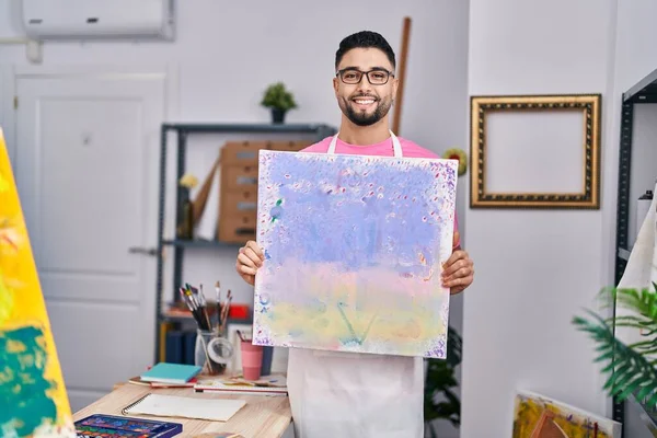 Jovem Artista Árabe Homem Sorrindo Confiante Segurando Desenhar Estúdio Arte — Fotografia de Stock