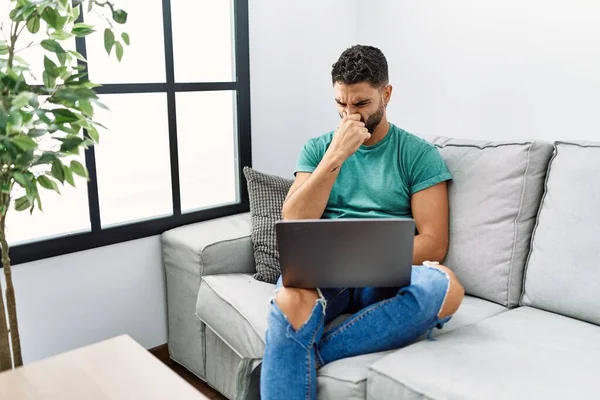 Joven Hombre Guapo Con Barba Usando Computadora Portátil Sentado Sofá —  Fotos de Stock