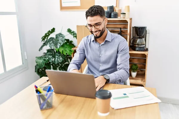 Jonge Arabisch Man Glimlachen Zelfverzekerd Met Behulp Van Laptop Werken — Stockfoto