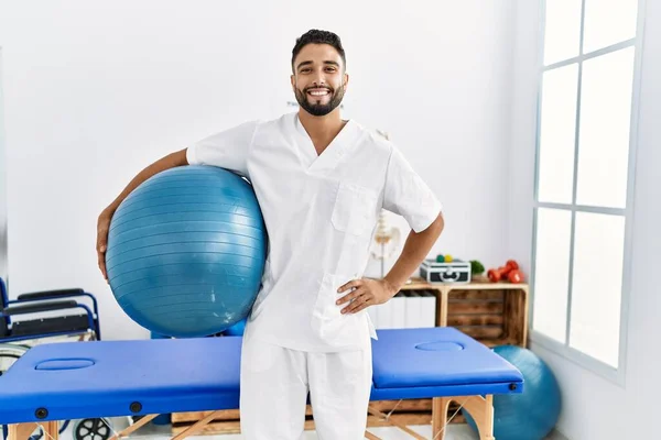 Junger Araber Physiotherapeutenuniform Hält Fitnessball Klinik — Stockfoto
