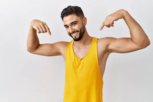 Homem Bonito Jovem Com Barba Sobre Fundo Isolado Olhando Confiante — Fotografia de Stock