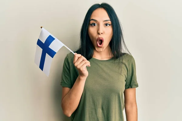 Jong Spaans Meisje Met Finse Vlag Bang Verbaasd Met Open — Stockfoto