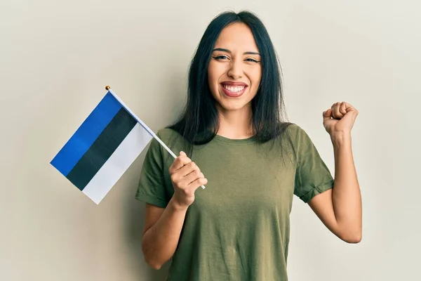Menina Hispânica Jovem Segurando Bandeira Estonia Gritando Orgulhoso Celebrando Vitória — Fotografia de Stock