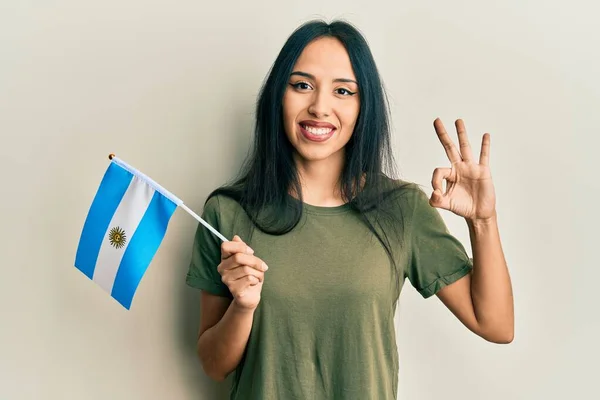 Mladá Hispánka Drží Argentinskou Vlajku Dělá Znamení Prsty Usmívá Přátelské — Stock fotografie