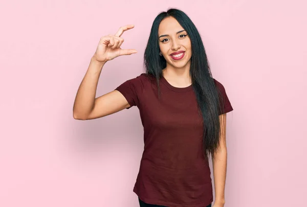 Junges Hispanisches Mädchen Lässigem Shirt Lächelnd Und Selbstbewusst Gestikulierend Mit — Stockfoto