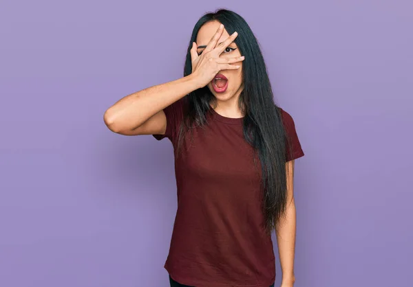 Junges Hispanisches Mädchen Lässigem Shirt Das Schockiert Gesicht Und Augen — Stockfoto