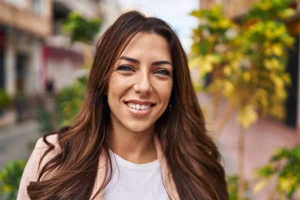 Jovem Hispânica Sorrindo Confiante Andando Rua — Fotografia de Stock