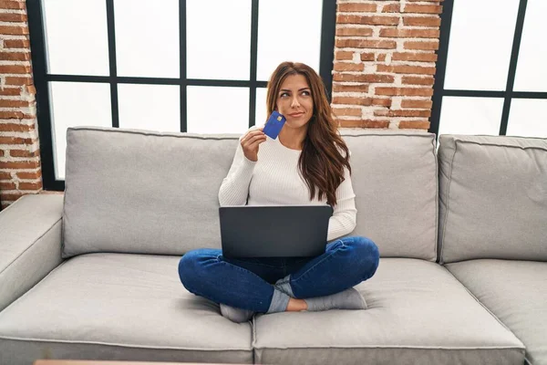 Young Hispanic Woman Using Laptop Credit Card Sitting Sofa Home — Stock Photo, Image