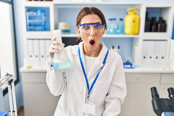 Νεαρή Μελαχρινή Γυναίκα Που Εργάζονται Εργαστήριο Επιστήμονας Φοβάται Και Έκπληκτος — Φωτογραφία Αρχείου