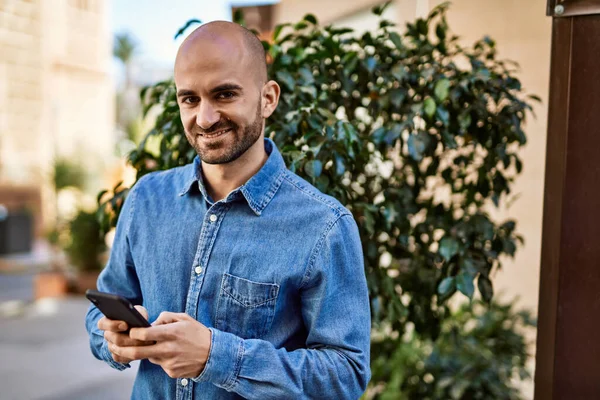 Молодий Іспаномовний Чоловік Посміхається Щасливим Використовуючи Смартфон Місті — стокове фото