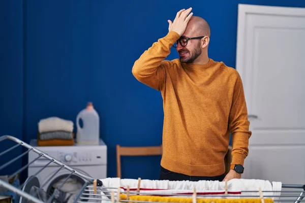 Joven Calvo Con Barba Colgando Ropa Tendedero Sorprendido Con Mano — Foto de Stock