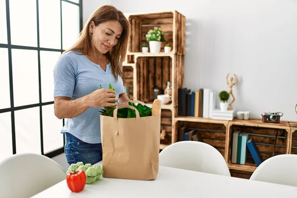 Kaukasische Frau Mittleren Alters Hält Papiertüte Mit Lebensmitteln Hause — Stockfoto