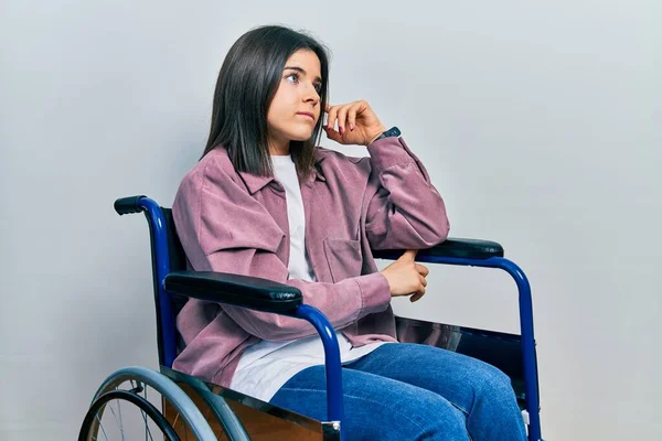 Молодая Брюнетка Сидящая Инвалидной Коляске Рукой Подбородке Думает Вопросе Задумчивом — стоковое фото