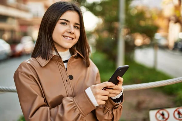 Young Beautiful Brunette Woman Smiling Happy Outdoors Using Smartphone — Stock Photo, Image