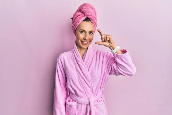 Jonge Blonde Vrouw Met Een Douche Handdoek Badjas Glimlachend Zelfverzekerd — Stockfoto