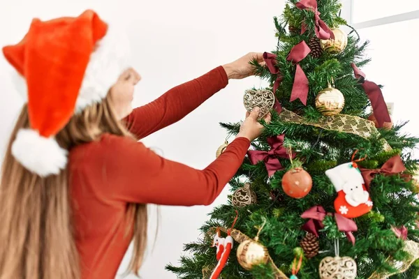 Mulher Caucasiana Jovem Vista Traseira Decorando Árvore Natal Casa — Fotografia de Stock