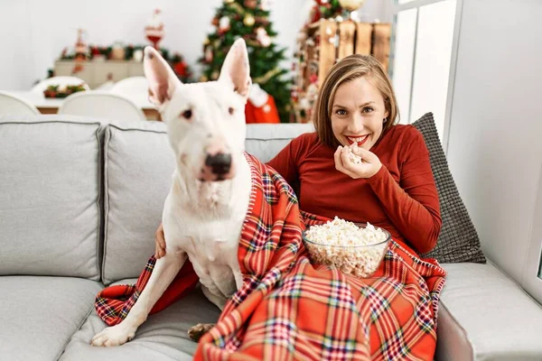 Giovane Donna Caucasica Guardando Film Seduto Con Cane Albero Natale — Foto Stock