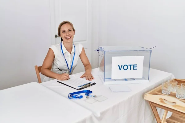 Jeune Femme Caucasienne Souriante Écriture Confiante Sur Presse Papiers Travaillant — Photo